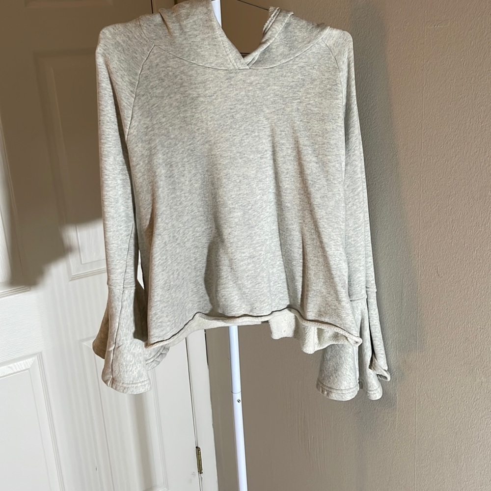 Grey cropped hoddie with ruffled sleeves